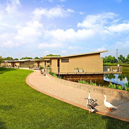 Life At Repose- Lake Villas Resort & Club Chor Warodra Exteriér fotografie
