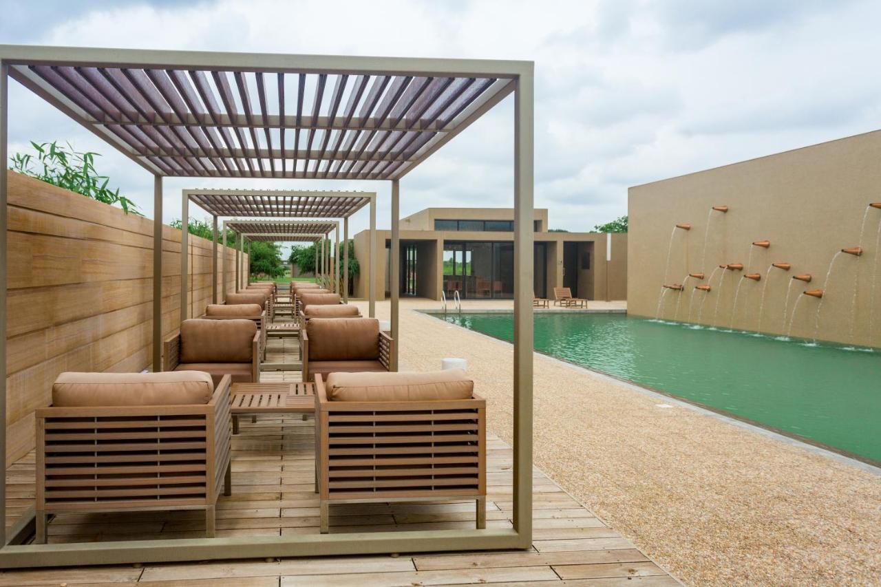 Life At Repose- Lake Villas Resort & Club Chor Warodra Exteriér fotografie
