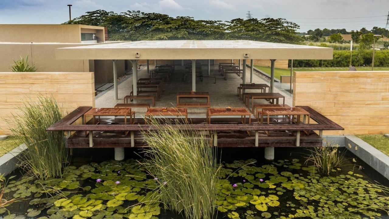 Life At Repose- Lake Villas Resort & Club Chor Warodra Exteriér fotografie
